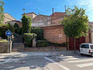 Terreny residencial  Carrer castell. Solar totalment edificable, cèntric i amb molta façana.