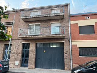 Casa a Tàrrega. Gran oportunitat a tàrrega: casa amb magatzem, habitatge i múlti