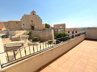 Duplex  Carrer església. Oportunitat al centre: dúplex seminou amb terrassa, local i 3 tr