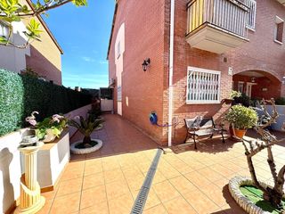 Maison jumelée à Santa Perpètua de Mogoda. Casa esquinera en la florida