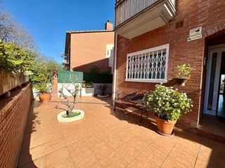 Reihenhaus in Santa Perpètua de Mogoda. Casa esquinera en la florida