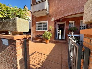 Casa adossada a Santa Perpètua de Mogoda. Casa esquinera en la florida