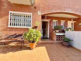 Casa adossada a Santa Perpètua de Mogoda. Casa esquinera en la florida
