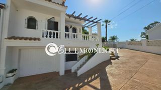 Semi detached house  Monte pichels. Casa adosada de esquina con amplio jardín