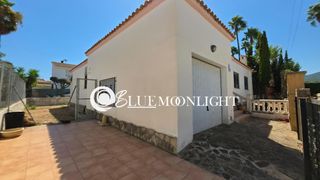 Chalet  Barranc de moles. Amplia villa independiente en parcela de esquina con piscina com