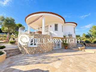 Chalet  Vista mar. Chalet con vistas al mar, jard�n y jacuzzi en benicarl�