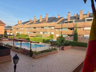 Pis  Calle castillo de belmonte. Exclusiva vivienda en urbanización privada en las rozas