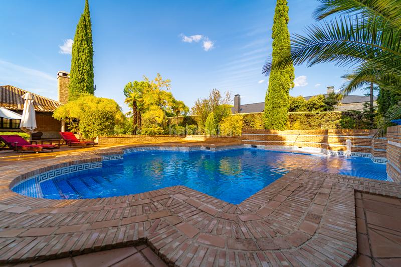 Foto 0f8bb151-e2cd-443c-a46a-201afaf7f4e8. Chalet avec cheminée chauffage parking piscine dans Rozas de Madrid (Las)