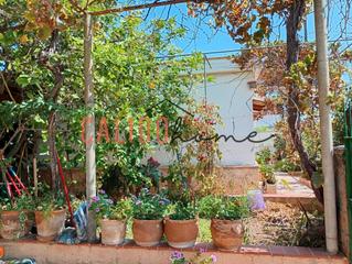 Casa a Establiments. Casa de planta baja con jardín y garaje