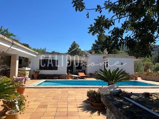 Bauernhof in Calvi� Poble. Finca r�stica con piscina