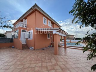 Casa adossada a Sa Cabana - Can Carbonell - Ses Cases Noves. Vivienda con garaje y piscina