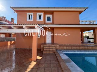 Casa adosada en Sa Cabana - Can Carbonell - Ses Cases Noves. Vivienda con garaje y piscina