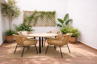 Piso en Los Castillejos - La Trinidad. Piso de 4 dormitorios con patio de 40 m² cerca del centro de mál