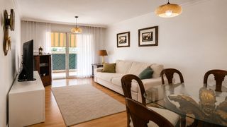 Pis  Avenida parménides. Piso de 3 dormitorios con terraza y piscinas en el cónsul – el r