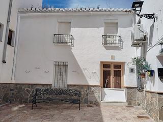 Casa adossada a Casarabonela. Gran casa con patio
