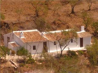 Masia a Casarabonela. Pequeño cortijo entre colinas