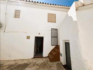 Casa adossada a Casarabonela. Casa de pueblo tradicional, con sótano y terraza