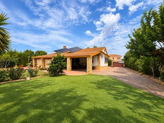 Casa  Milano. Chalet exclusivo con gran parcela, piscina, nave y amplias zonas