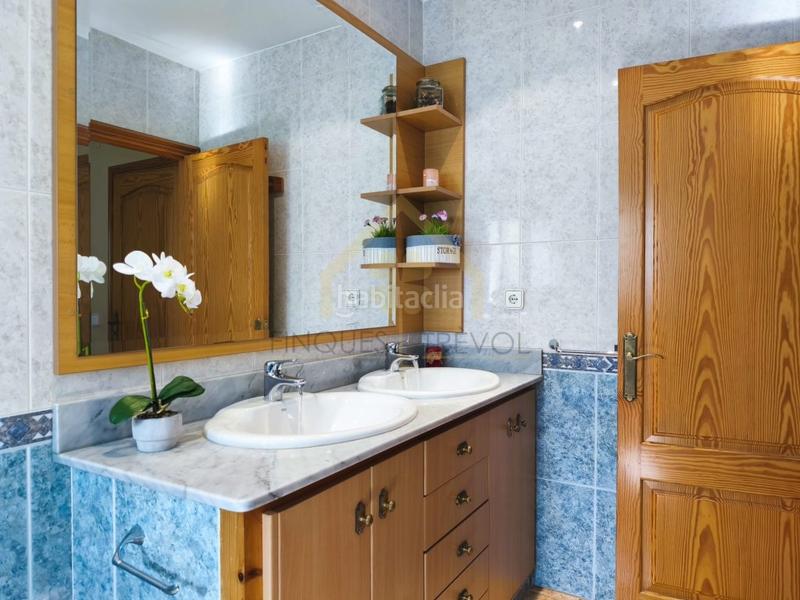 Foto bd672b06-96db-4028-8f6a-70ead6009425. Casa amb aparcament a Cànoves i Samalús