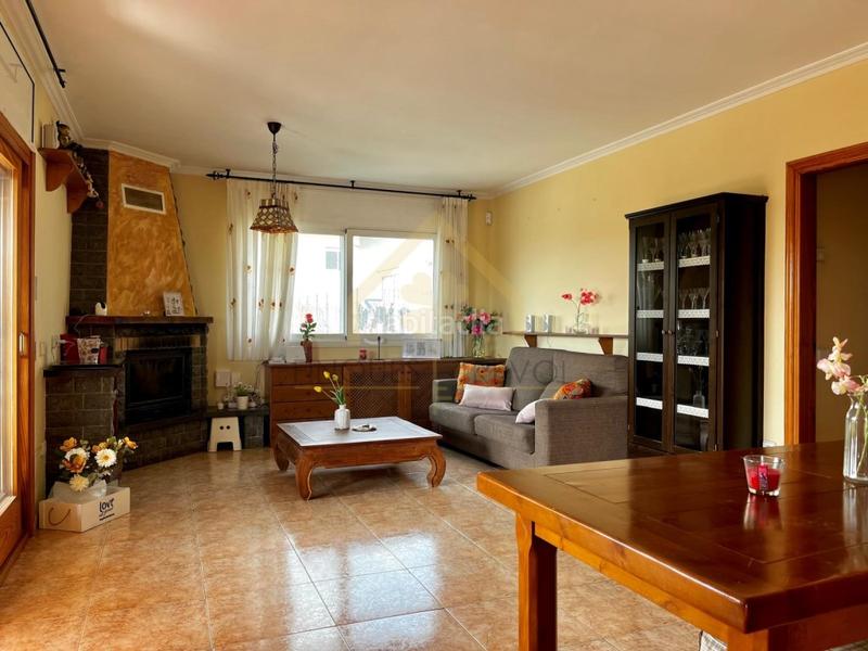 Foto f10acee8-8150-4d4a-825d-adbd155db4f3. Casa amb aparcament a Cànoves i Samalús