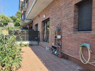 Ground floor in Calle sant pere 5. Planta baja de 70m2 con terraza de 25m2 sol de tardes y plaza de