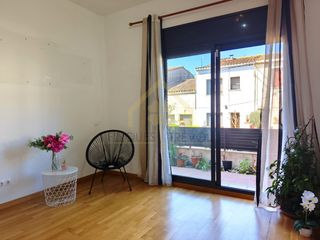 Planta baja en Calle sant pere 5. Planta baja de 70m2 con terraza de 25m2 sol de tardes y plaza de