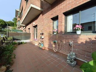Ground floor in Calle sant pere 5. Planta baja de 70m2 con terraza de 25m2 sol de tardes y una plaz