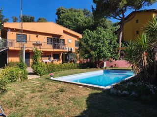 Casa in Sant Pere de Vilamajor. Casa con una preciosa piscina, garaje, y amplios espacios exteri