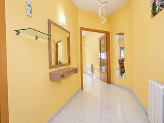 Rez-de-chaussée à Tona. Planta baja de 3 habitaciones con parking en el centro de tona