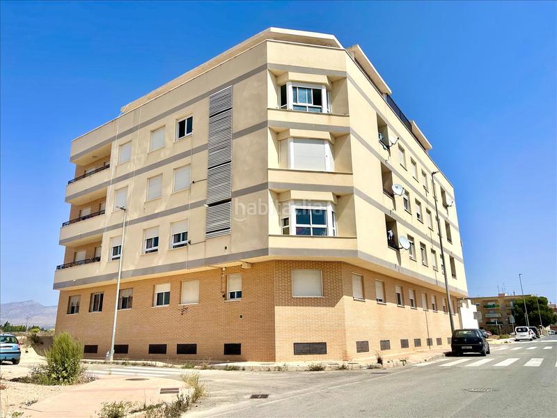 Foto d3a0d053-fb67-4daf-9dbd-a27abe8af977. Parking voiture dans poeta fermin limorte dans Albatera