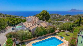 Casa adossada a Altea. Chalet pareado con terraza y piscina en altea hills  vive el med