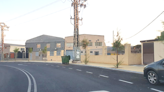 Fabrikhalle in Calle alemania, 117, elda, spain 117. Nave industrial con oficinas y patio en parcela de 1.000 m en el