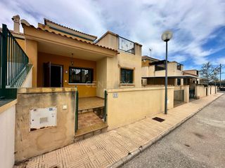 Reihenhaus in C. segovia, 1, 03160 almoradí, alicante, spain. Casa nueva en almoradí, alicante con piscina y solárium