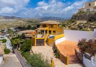 Haus in Carrer xaloc, 2j, busot, spain. Espectacular chalet con vistas infinitas y piscina privada