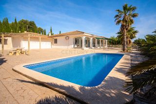 Casa  Calle drago, 1, alicante, spain. Chalet con piscina, vistas despejadas y 2.500 m de parcela a 15