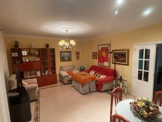 Casa a Calle san julián 15. Casa con garage planta baja y vivienda en planta alta