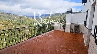 Casa adossada a Sayalonga. Buscas un hogar en un pueblo tranquilo y con encanto?