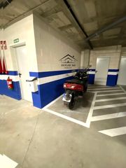 Rent Car parking  Rafael garcia plata de osma. Plaza de garaje para moto en b perú, cáceres, cáceres