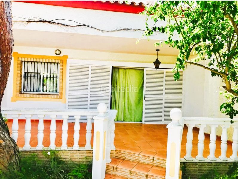 Foto f0c2f3f9-9a8f-4d0a-9d61-33bad6cad29a. Chalet con camino parcheggio in Punta Umbría