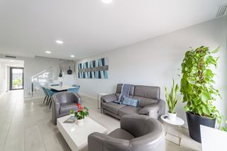Haus in Rafelbunyol. Adosado de 2021 con terraza y garaje en rafelbunyol sector iv