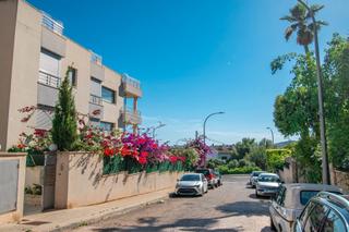 Rent Ground floor in Carrer de sor francesca veronica bassa 2. Moderna y diafana planta baja con piscina y jardin privados en l