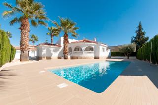 Chalet à Calle eva perón 11. Magnífica casa en benijófar amueblada, piscina, garaje