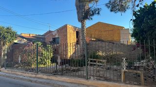 Casa a Calle mayor de el raal 45. Casa de pueblo en esquina para reformar con amplia parcela
