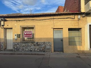 Haus in Calle de nuestra señora de la salud 29. Casa pueblo con patio para reformar