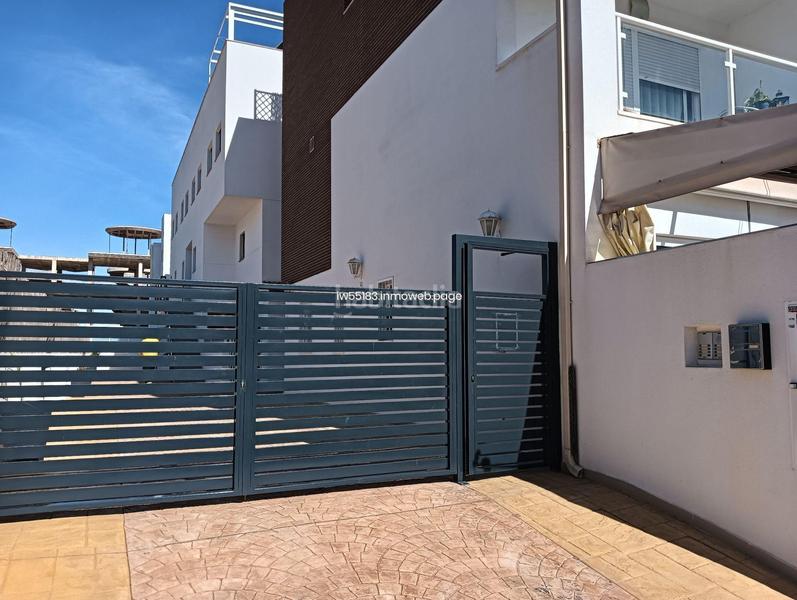 Foto 1124001d-22c1-43ab-b82b-e7a23f6d227f. A tre livelli con parcheggio piscina in Los Secanos Guardamar del Segura