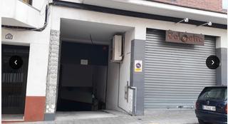 Aparcament cotxe a El Tancat-Mas den Gual. Parking en el tancat
