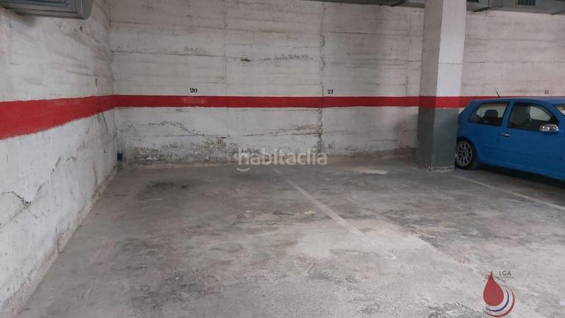 Foto c8ded4d9-e6a3-4ed8-86bc-e9eb7e70732a. Parking voiture dans del tomovi 20 dans Centre Vendrell (El)