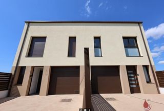 Casa adosada  Miquel marti pol 17. Banyeres del pened�scasa