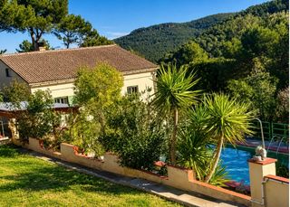 Chalet en Torrelles de Foix. Espectacular casa con piscina, barbacoa…