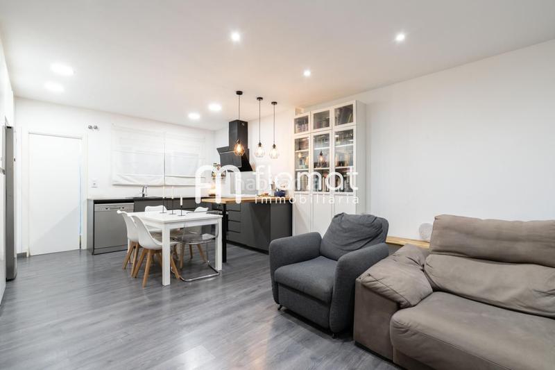 Foto a921dd78-3ffc-4b87-8d96-c23783bcea3a. Planta baixa a Centre Badalona